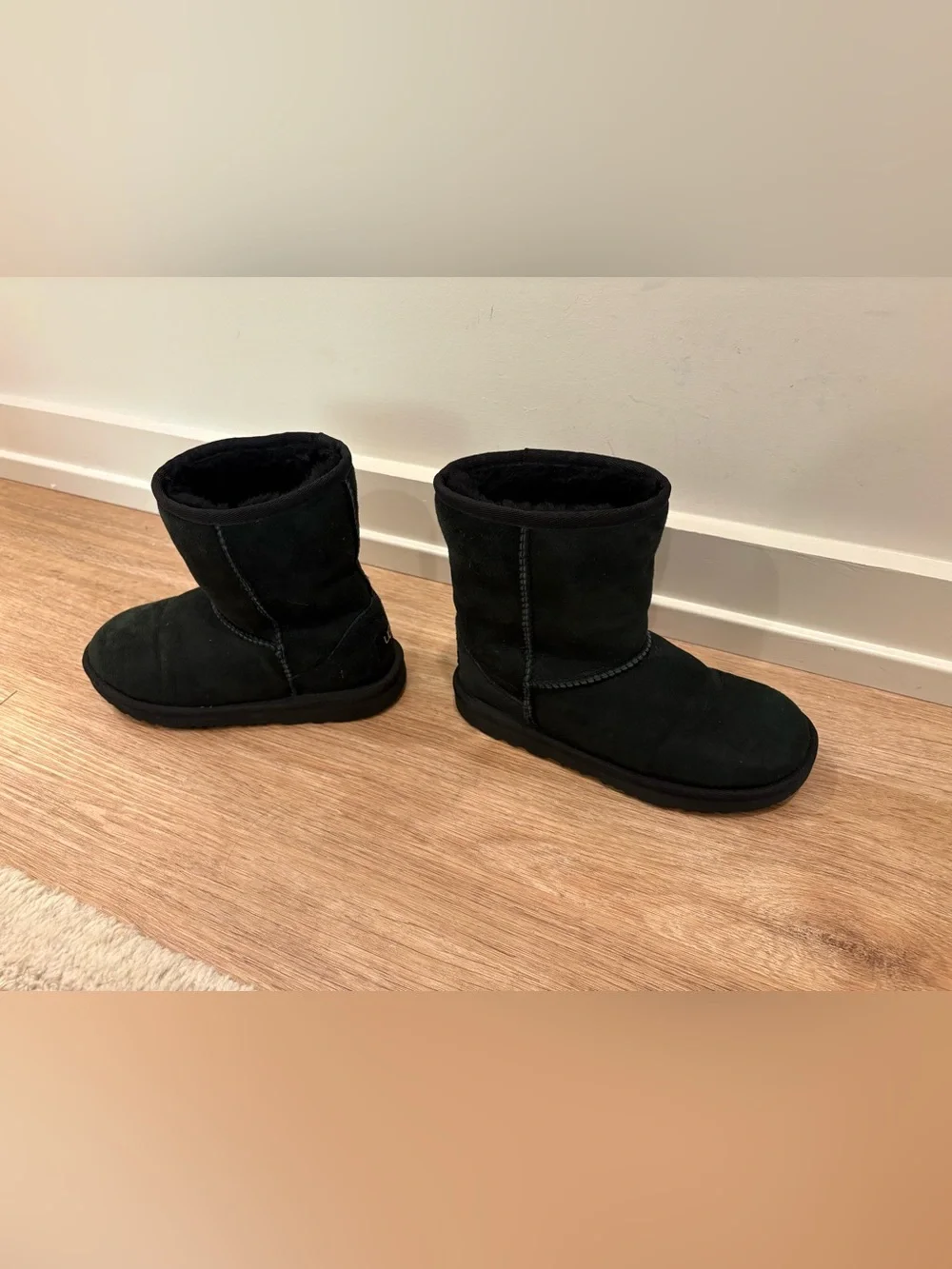 UGG Kids Black Short Suede Boots Cozy Warm Fur Shearling Trendy Fall Little Girl